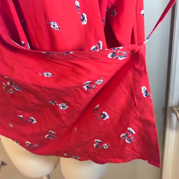 NWT Levi’s red floral viscose wrap top - Picture 15 of 16
